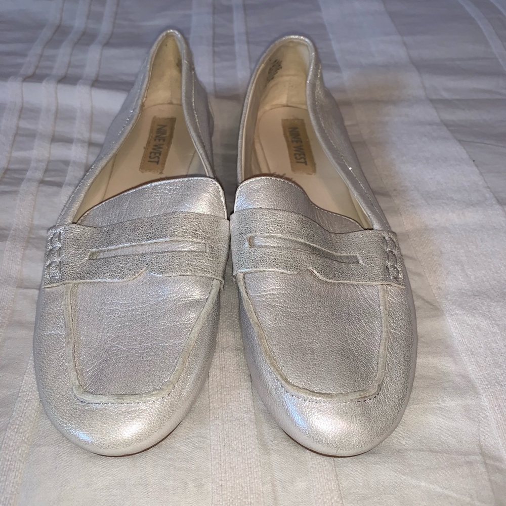 Beautiful pearly silver loafers! Leather!